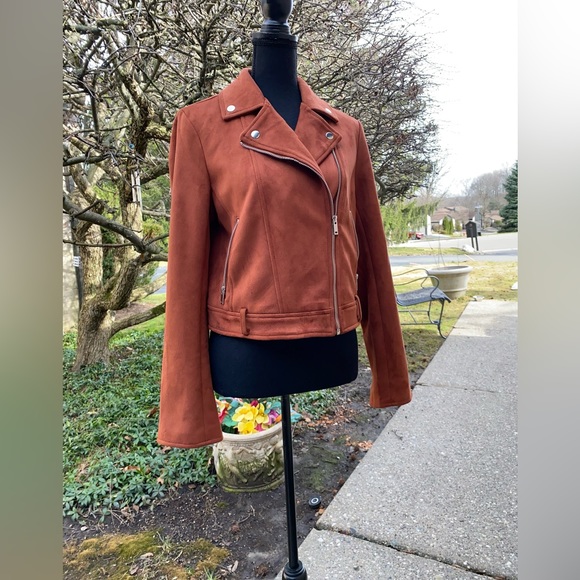 FOREVER 21
Jacket size M 
Brown color - front zipper - pocket - Picture 16 of 16